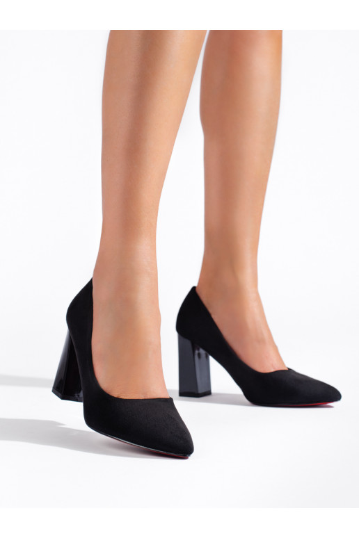 Must poolsaapad kõrge kontsaga