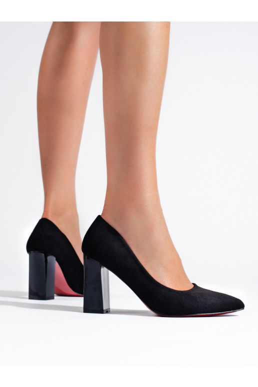 Must poolsaapad kõrge kontsaga