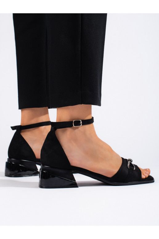 Must  kingad na nikim obcasie Must  kingad na nikim obcasie