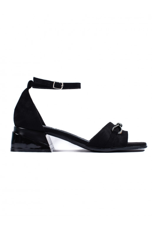 Must  kingad na nikim obcasie Must  kingad na nikim obcasie