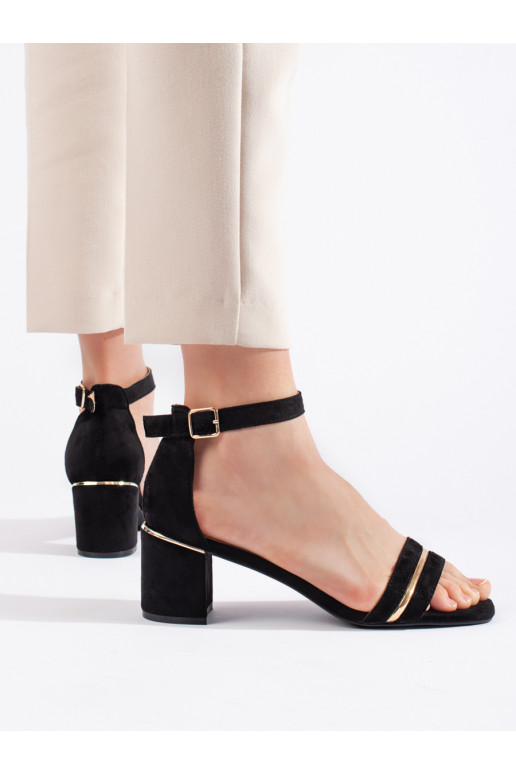 Must  kingad kõrge kontsaga