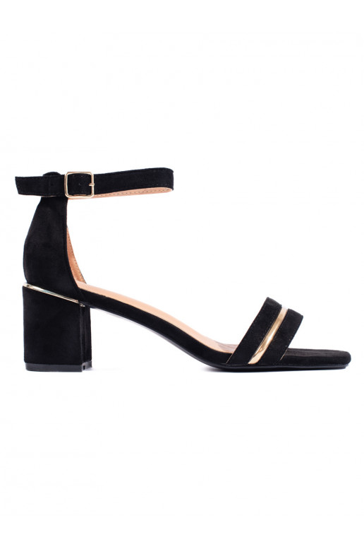 Must  kingad kõrge kontsaga