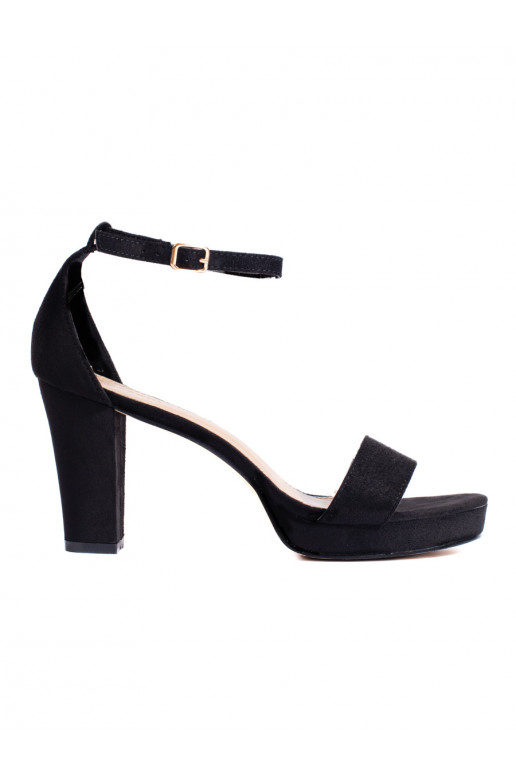 Must   kingad kõrge kontsaga