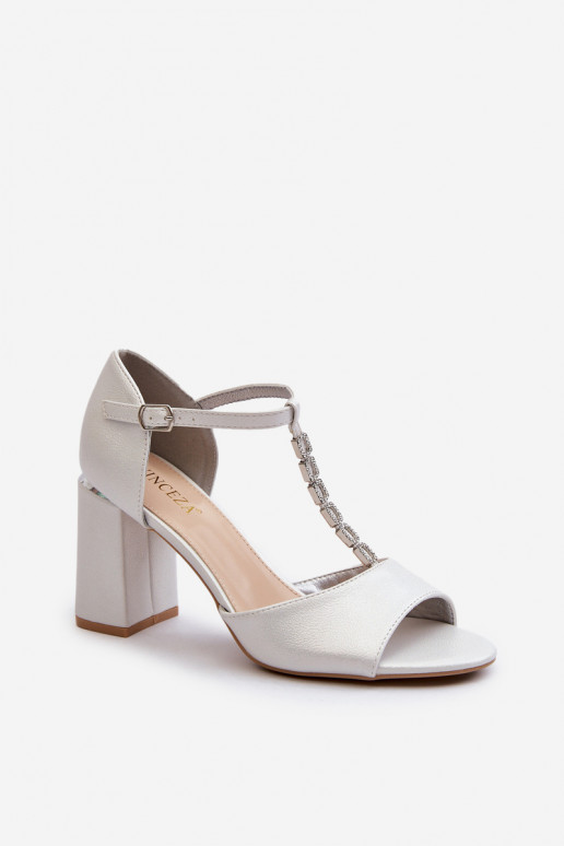 Elegantsed kõrged kontsad säravate... Elegantsed kõrged kontsad säravate...