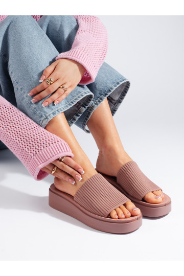 tumeroosad värvi plätud