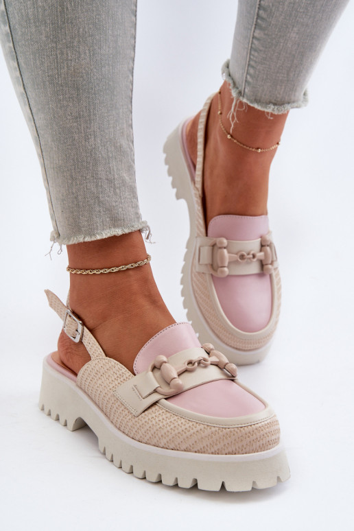 Naistesandaalid laiade nööridega...