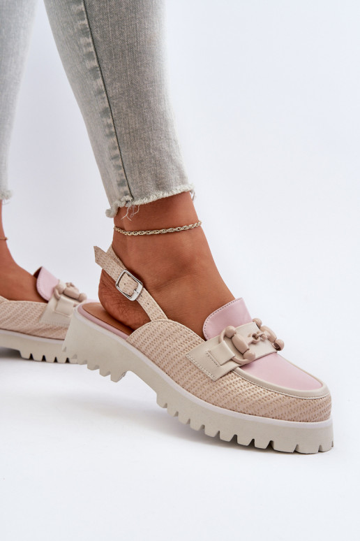 Naistesandaalid laiade nööridega...