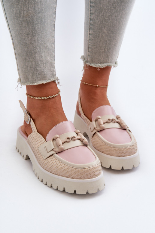 Naistesandaalid laiade nööridega...