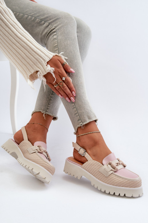 Naistesandaalid laiade nööridega...