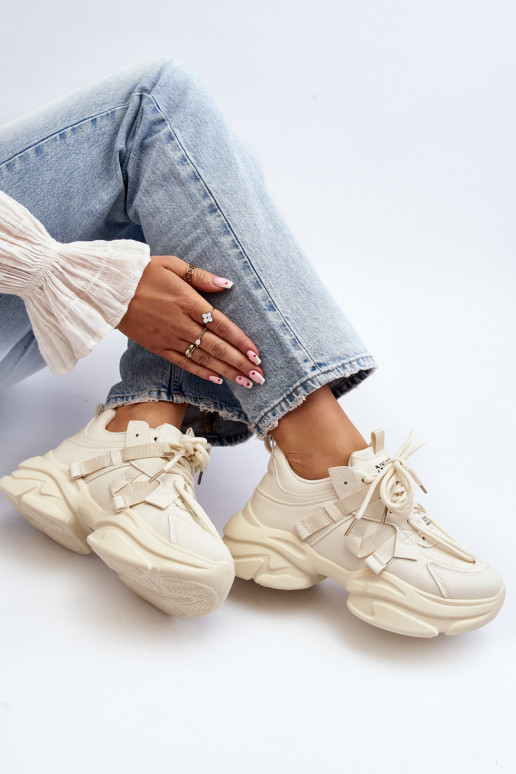 Sneakers tüüpi jalanõud beeži värvi... Sneakers tüüpi jalanõud beeži värvi...