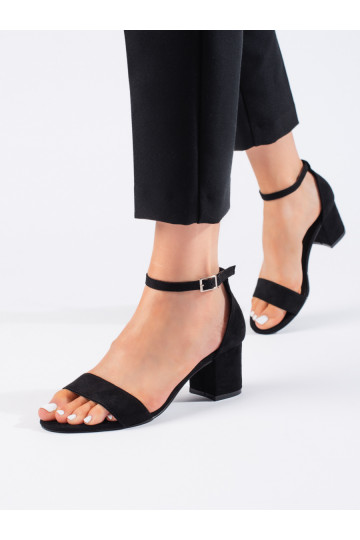 Must  kingad kõrge kontsaga