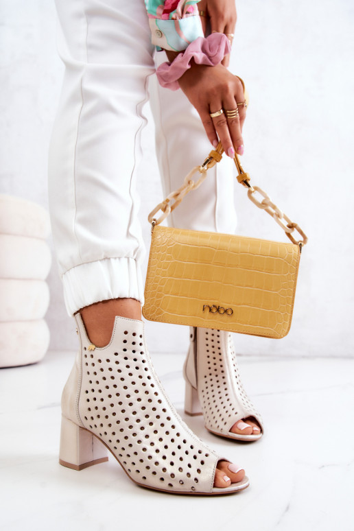 Läbimustritega ümardused beež Läbimustritega ümardused beež