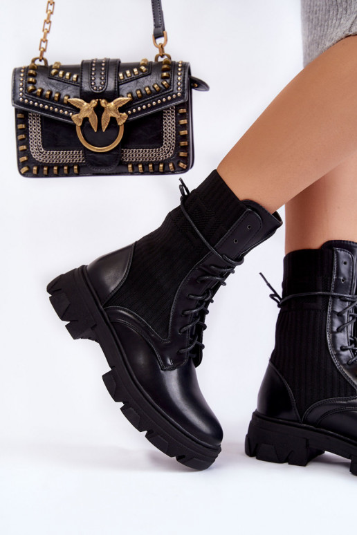 Massiivsed saapad nööritavad mustad... Massiivsed saapad nööritavad mustad...