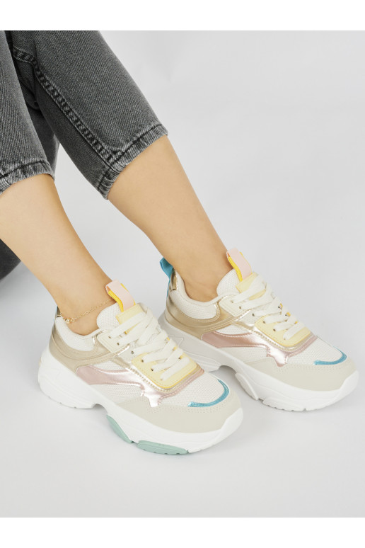 Sportliku stiiliga naiste kingade 