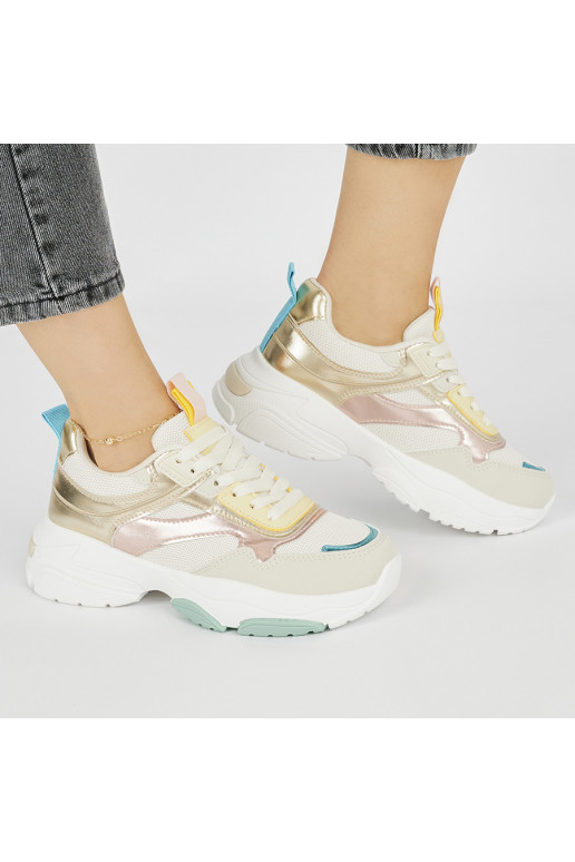 Sportliku stiiliga naiste kingade 