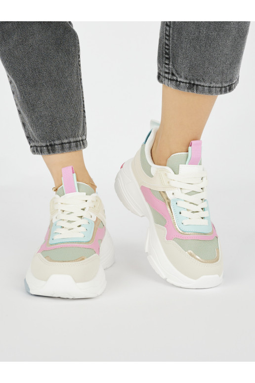 Sportliku stiiliga naiste kingade 