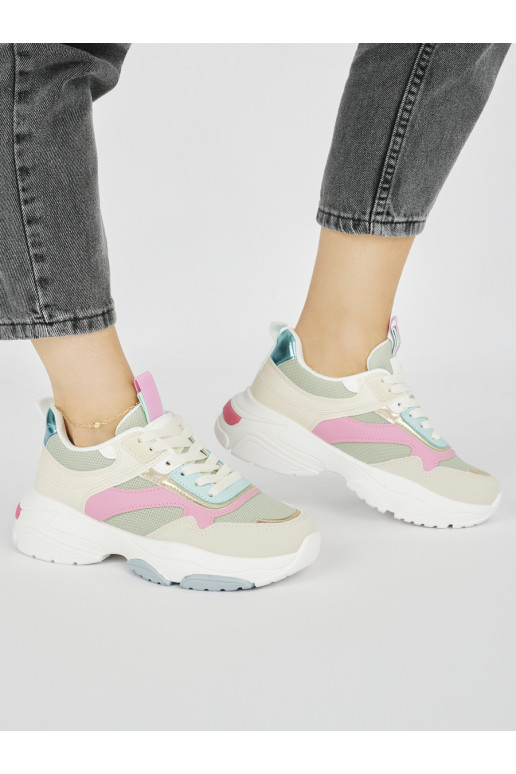 Sportliku stiiliga naiste kingade 