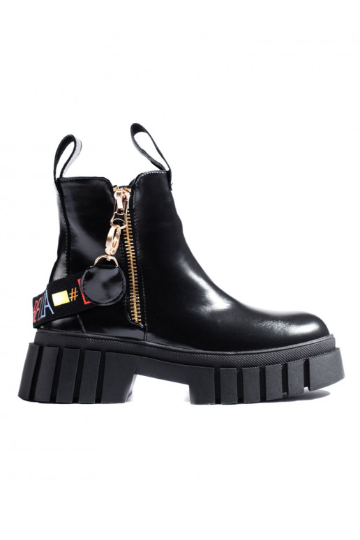 Must saapad platvormiga