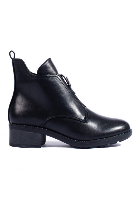  Mustad naiste saapad