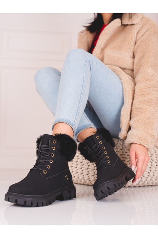 Must naiste kingad karusnahaga