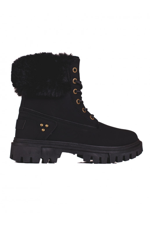 Must naiste kingad karusnahaga