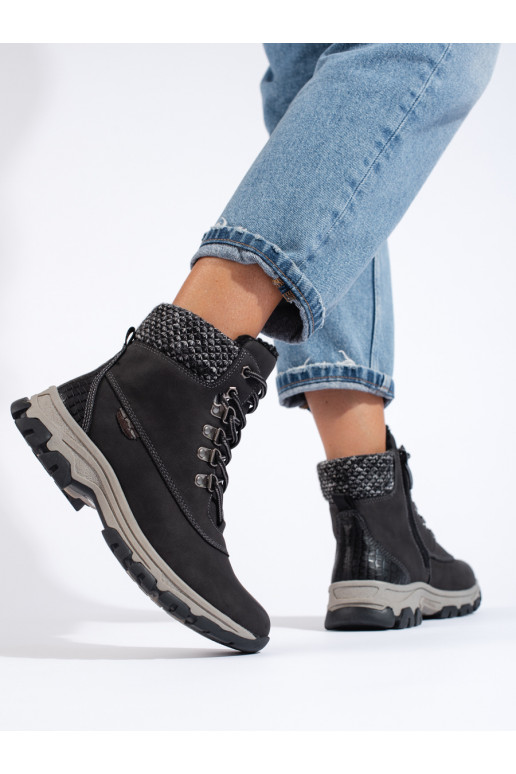 Must naiste kingad platvormiga