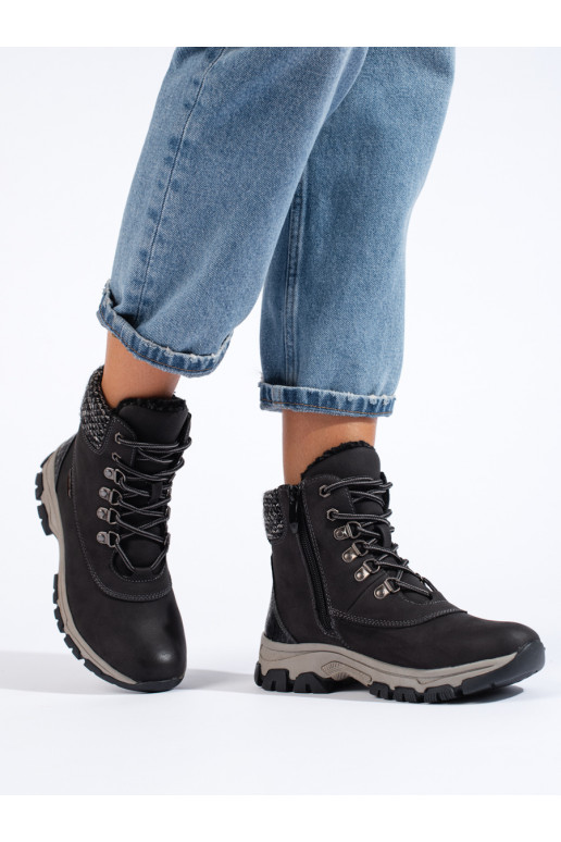 Must naiste kingad platvormiga