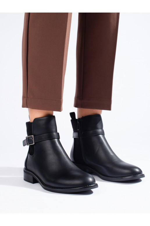  Mustad naiste saapad