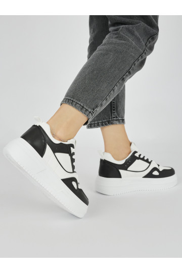 Must  naiste kingad platvormiga 2