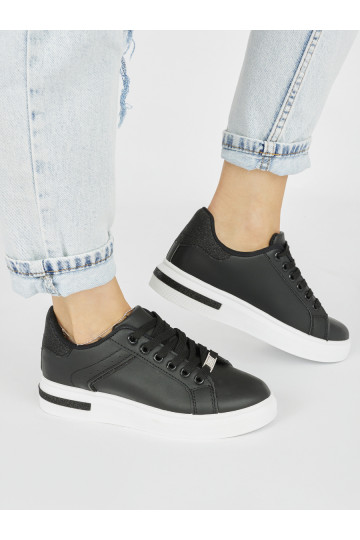 Must naiste kingad  2