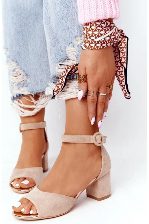 Naistesandaalid kõrge jämeda kontsaga... Naistesandaalid kõrge jämeda kontsaga...