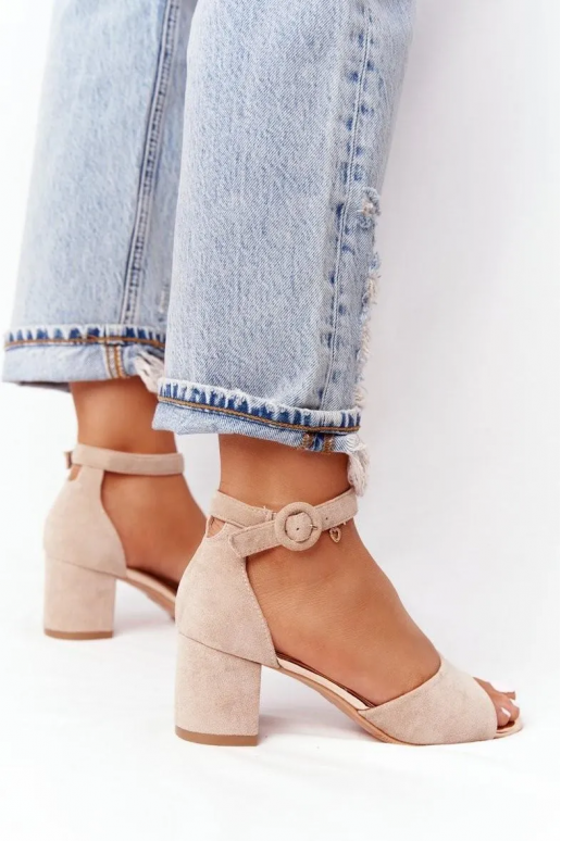 Naistesandaalid kõrge jämeda kontsaga... Naistesandaalid kõrge jämeda kontsaga...