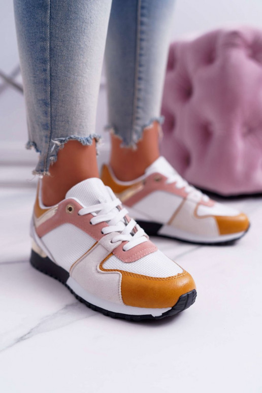 Vabaajajalatsid erinevates värvides Vabaajajalatsid erinevates värvides