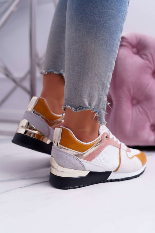 Vabaajajalatsid erinevates värvides Vabaajajalatsid erinevates värvides