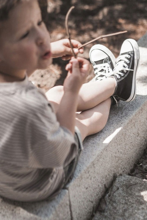 Musta tallaga lastejalatsid Musta tallaga lastejalatsid