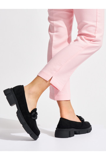 Must  mokassiinid z ozdobnym łańcuchem