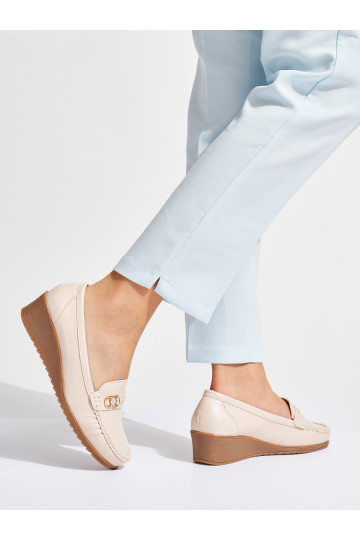 beeži värvi  mokassiinid neetide ja pandlaga