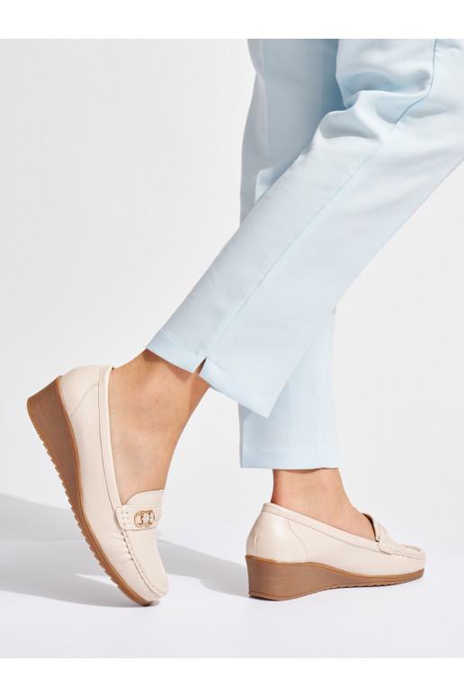 beeži värvi  mokassiinid neetide ja pandlaga