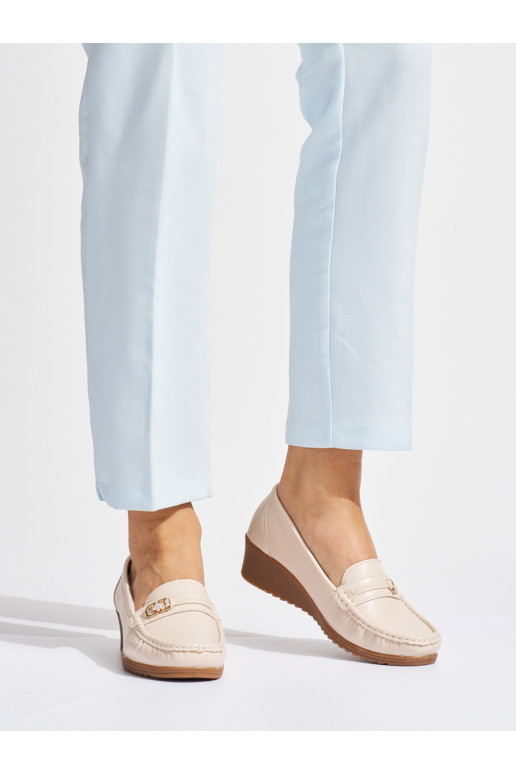 beeži värvi  mokassiinid neetide ja pandlaga