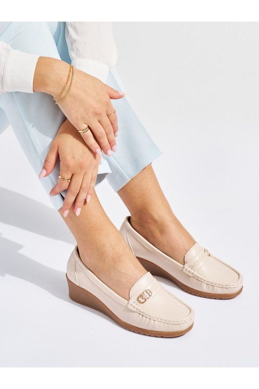 beeži värvi  mokassiinid neetide ja pandlaga