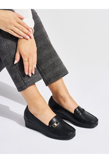 Must  mokassiinid neetide ja pandlaga