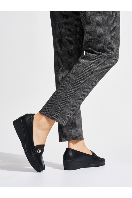 Must  mokassiinid neetide ja pandlaga