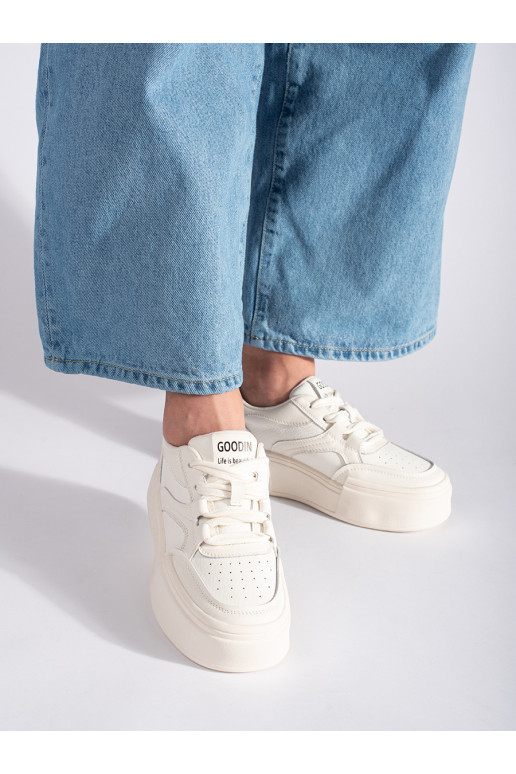 Valged klassikalise mudeli naiste tossud tõstetud tald