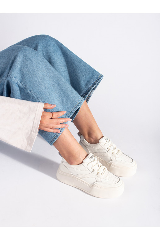 Valged klassikalise mudeli naiste tossud tõstetud tald