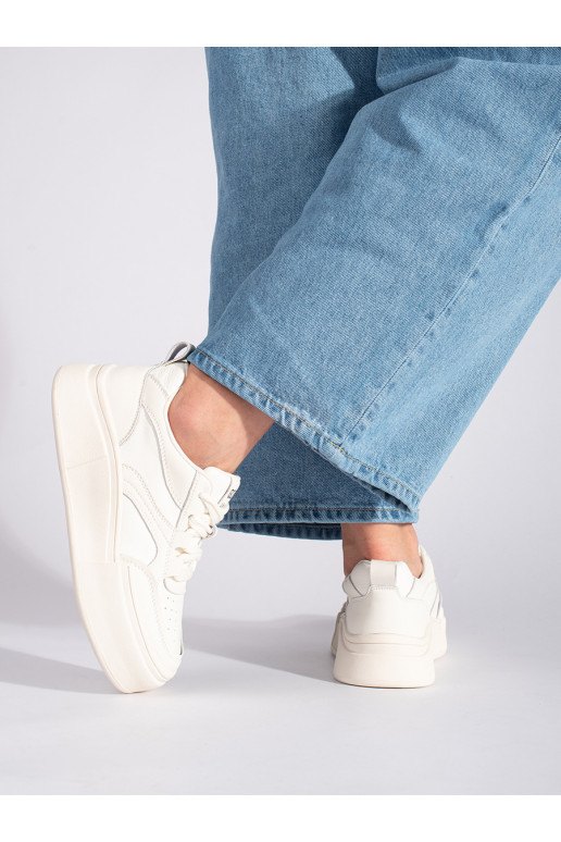 Valged klassikalise mudeli naiste tossud tõstetud tald