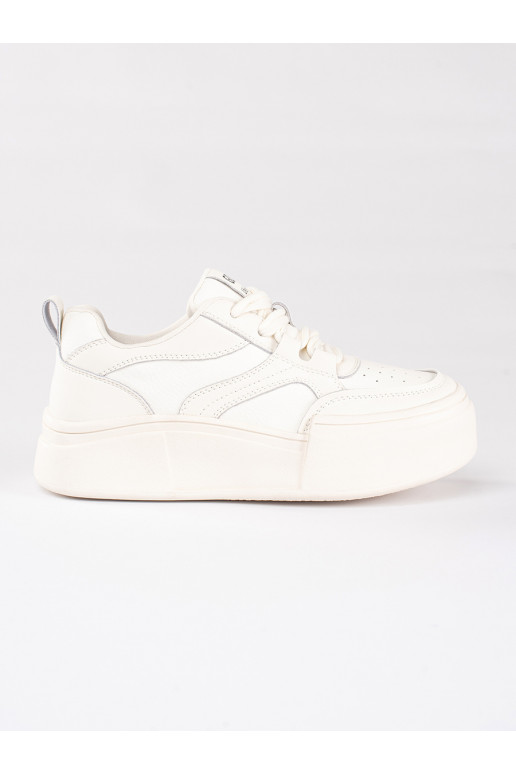 Valged klassikalise mudeli naiste tossud tõstetud tald