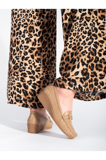 beeži värvi naiste mokassiinid neetide ja pandlaga 2