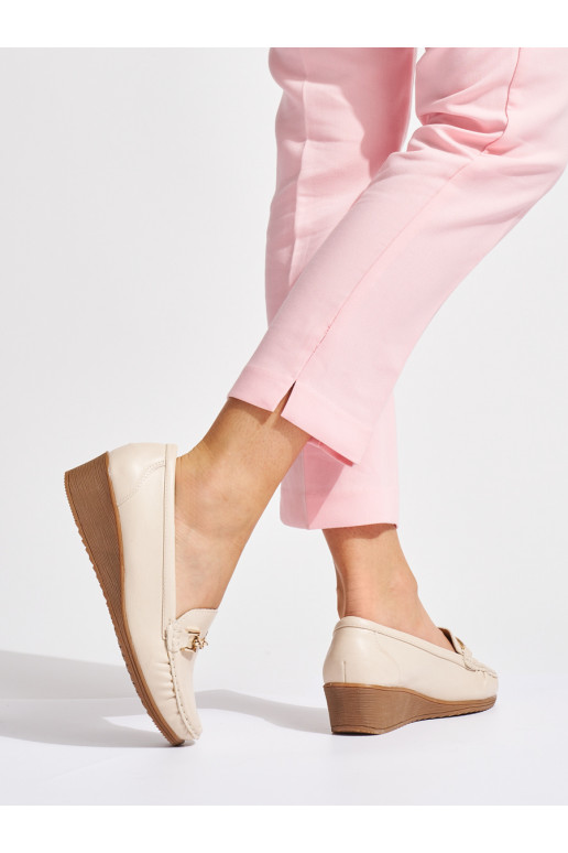 beeži värvi naiste mokassiinid neetide ja pandlaga