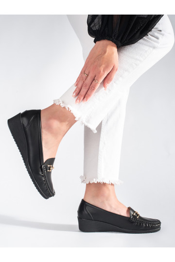 Must naiste mokassiinid neetide ja pandlaga 2