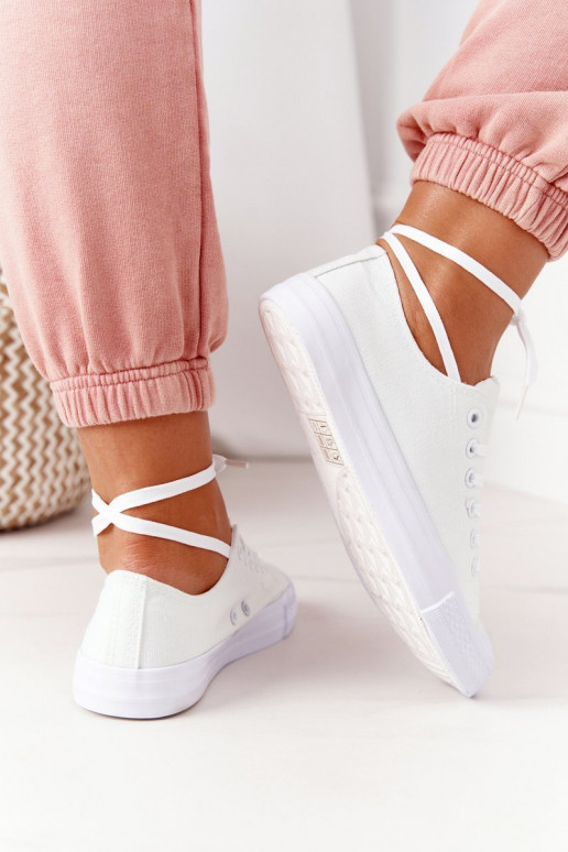   vabaaja jalanõud valget värvi 